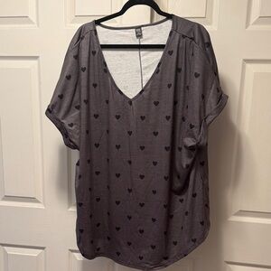 Women's V-Neck Heart Print Tunic in Charcoal Gray